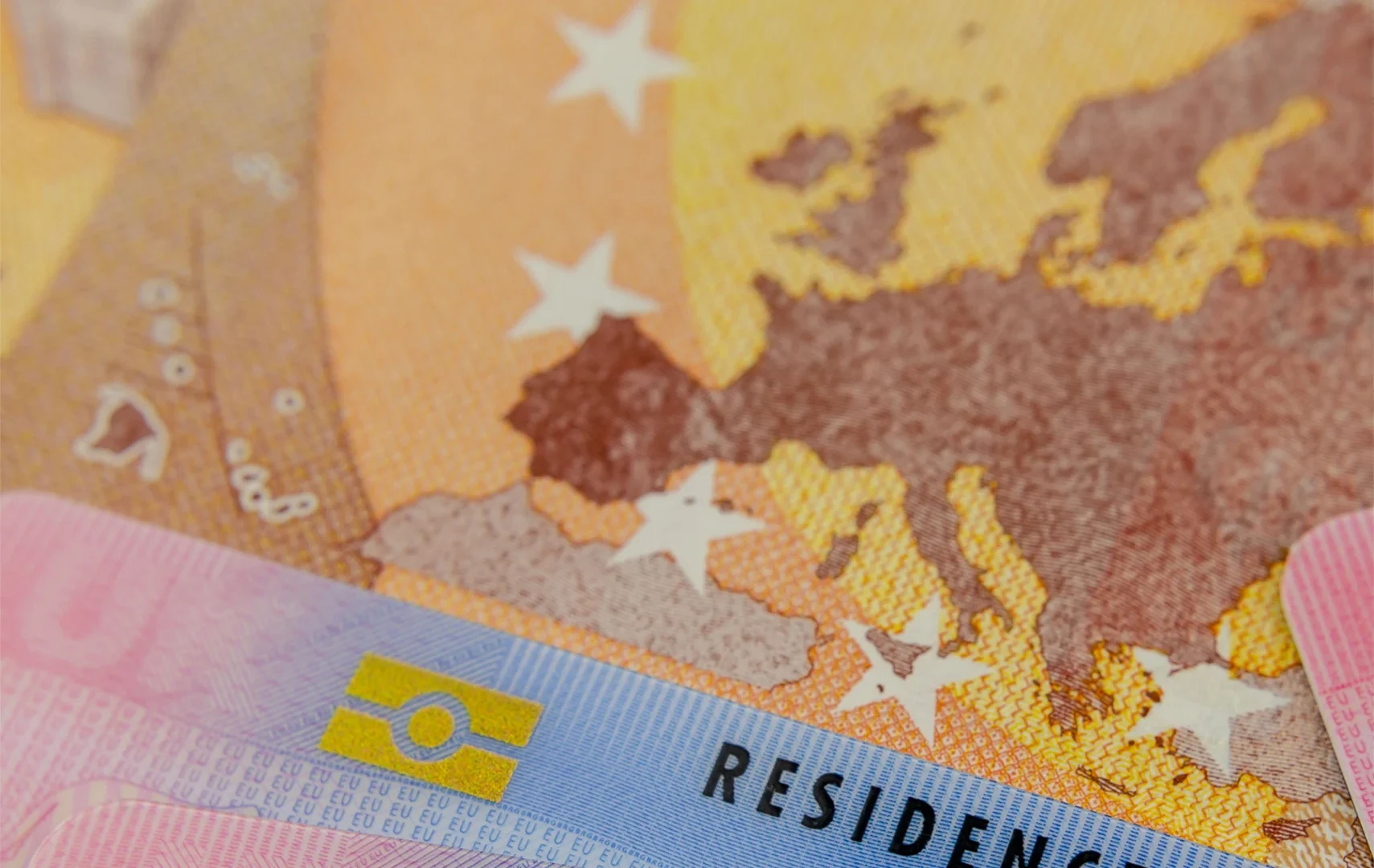 Primer plano de un pasaporte español y documento nacional de identidad (DNI)