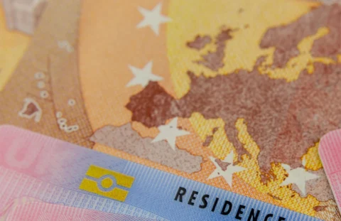Primer plano de un pasaporte español y documento nacional de identidad (DNI)