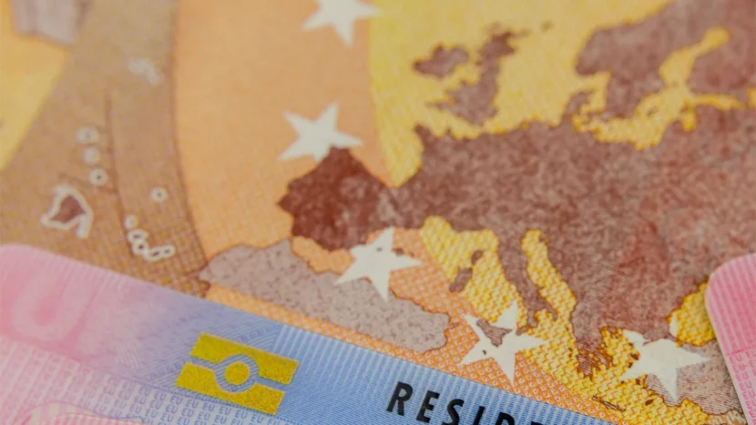 Primer plano de un pasaporte español y documento nacional de identidad (DNI)