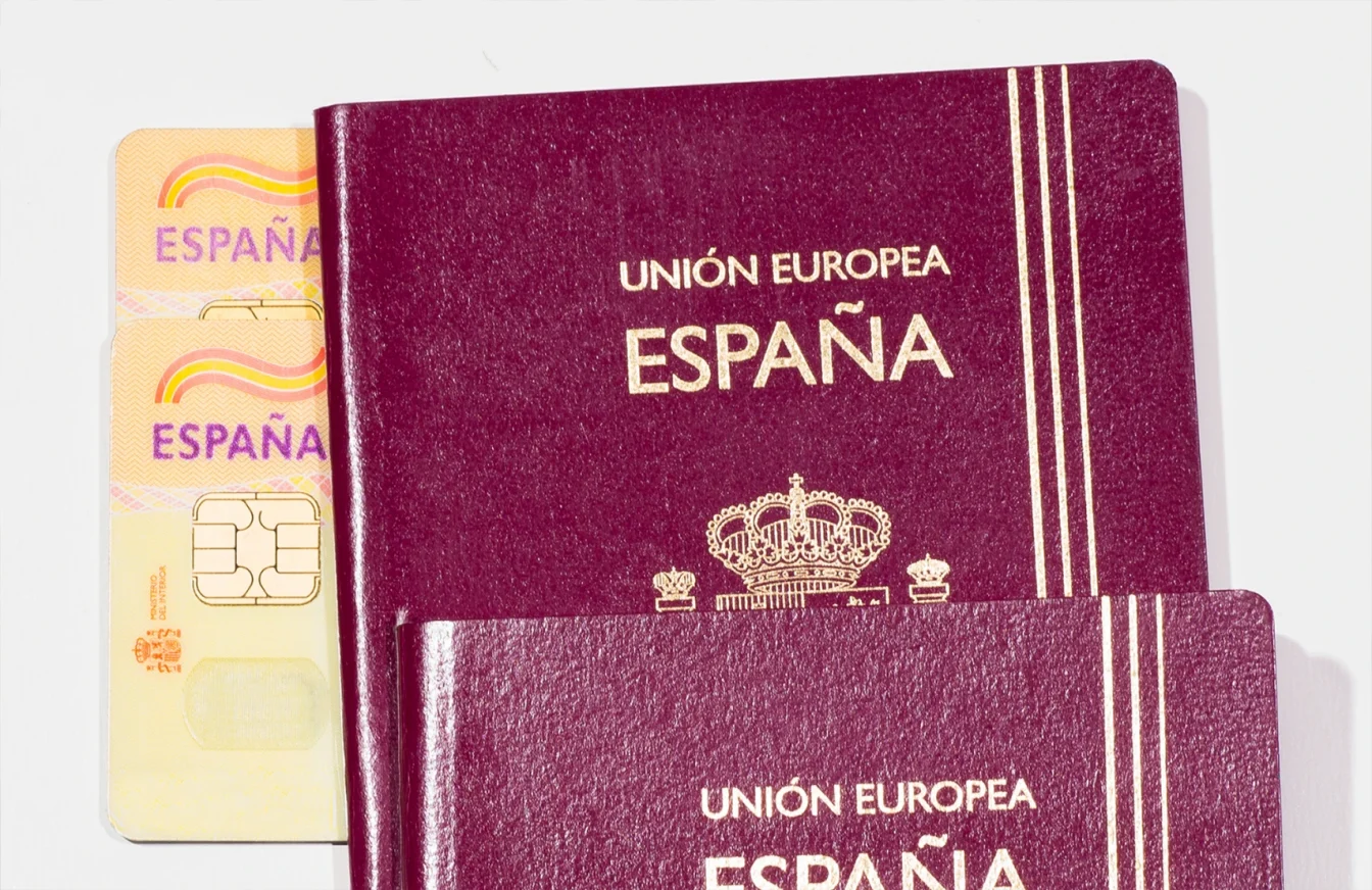 Imagen de dos pasaportes españoles y dos documentos nacionales de identidad (DNI)