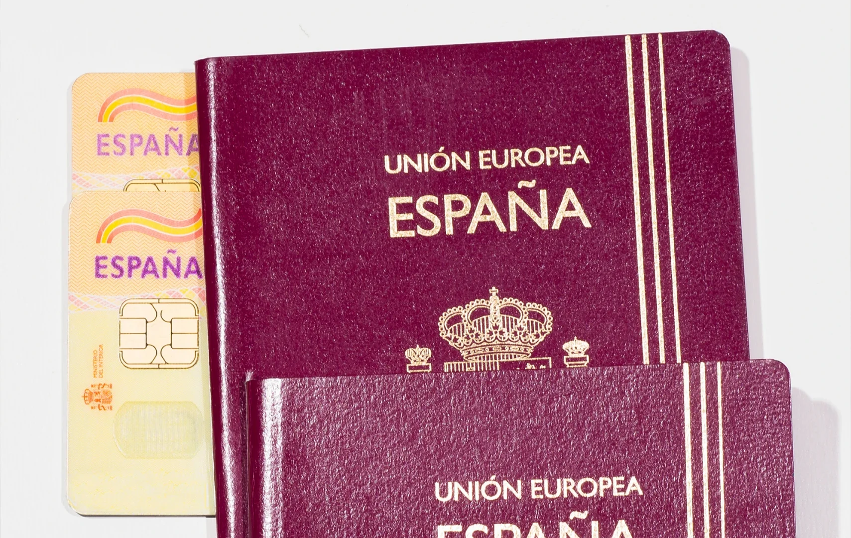 Imagen de dos pasaportes españoles y dos documentos nacionales de identidad (DNI)