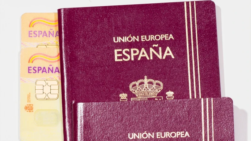 Imagen de dos pasaportes españoles y dos documentos nacionales de identidad (DNI)