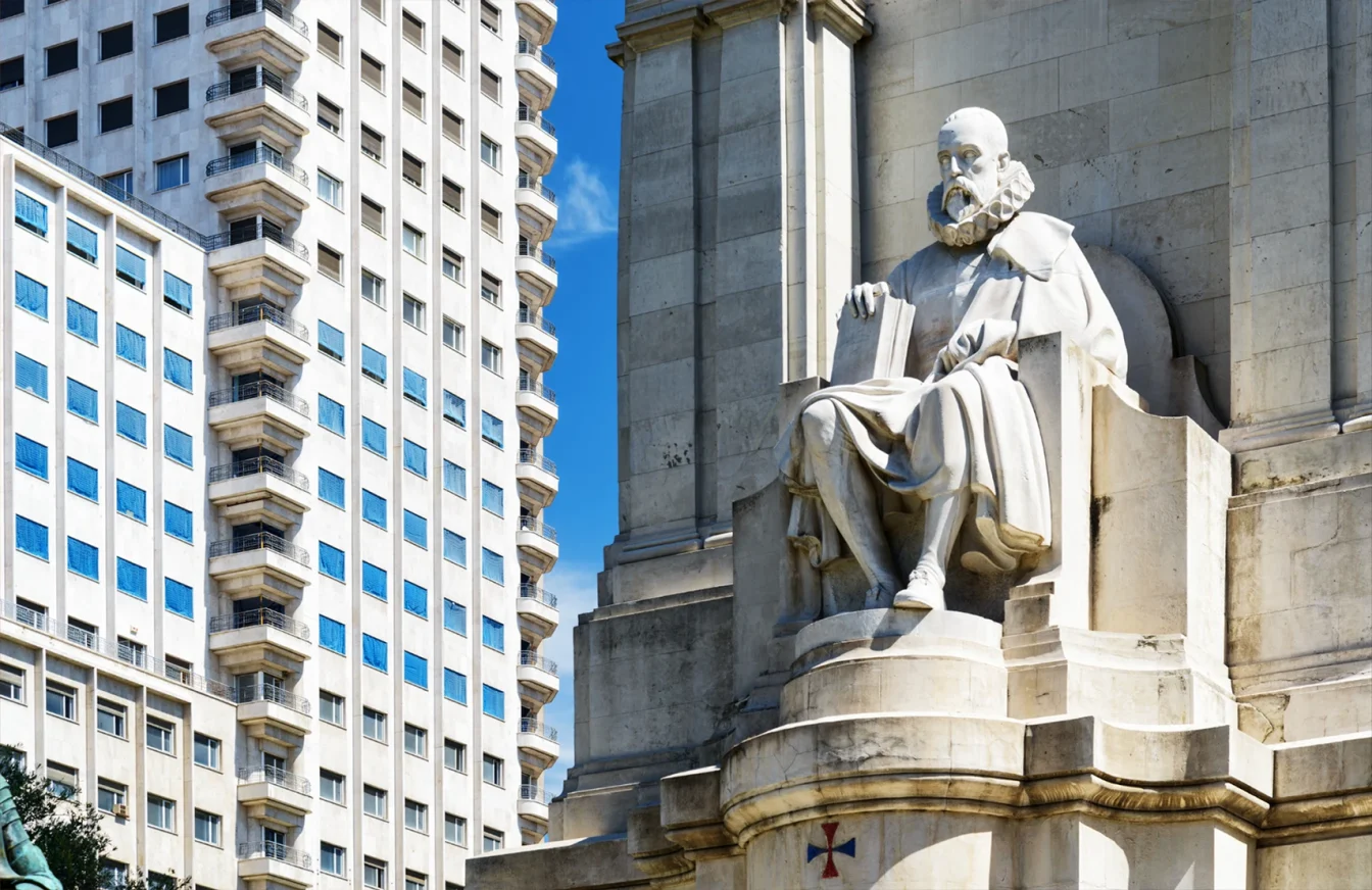 Imagen del monumento a Miguel de Cervantes en la ciudad española de Madrid construido en 1929 que se encuentra en la plaza de España