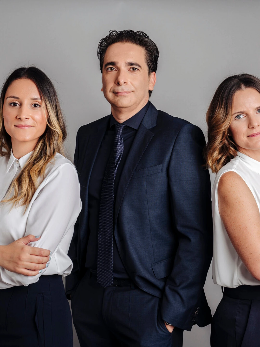 Marina Andrea Fernández (Administrativa) y Ruth Porras (Asesora) acompañadas en el centro de la imagen por Roberto Jodar Lozano socio fundador de Loexis Asesores & Abogados